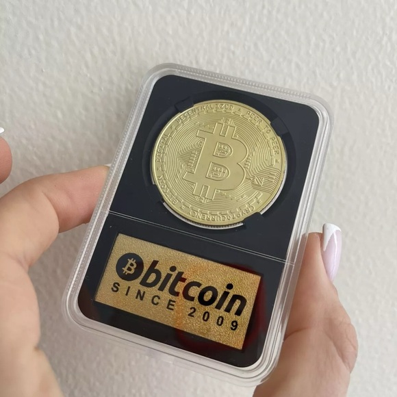 Bitcoin Commemorative Coin In Plastic Protective Case - Picture 8 of 10